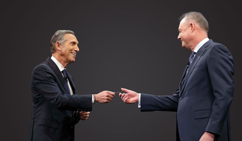 Kevin Johnson (bên phải) nhận “chìa khóa” của Starbucks từ tay người tiền nhiệm Howard Schultz