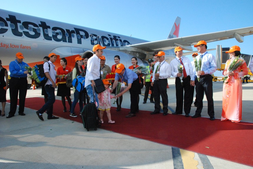 Theo Luật Hàng không dân dụng Việt Nam năm 2006, giá dịch vụ vận chuyển hành khách nội địa hạng phổ thông do Bộ Tài chính quy định khung giá với mức giá tối thiểu bằng 0