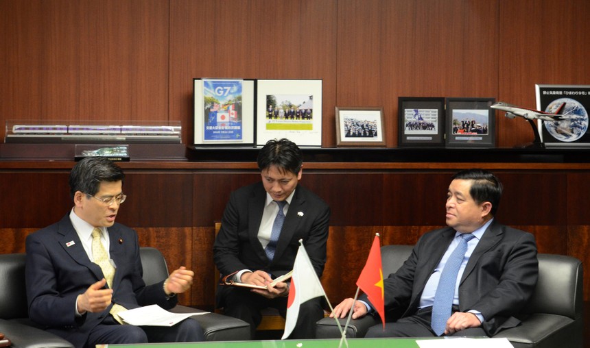 Bộ trưởng Nguyễn Chí Dũng hội đàm với Bộ trưởng Giao thông Quốc thổ Nhật Bản Kenichi Ishi.