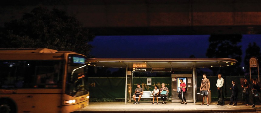 Hàng người xếp hàng từ sáng sớm tại vùng ngoại ô để đợi xe bus tới Sydney