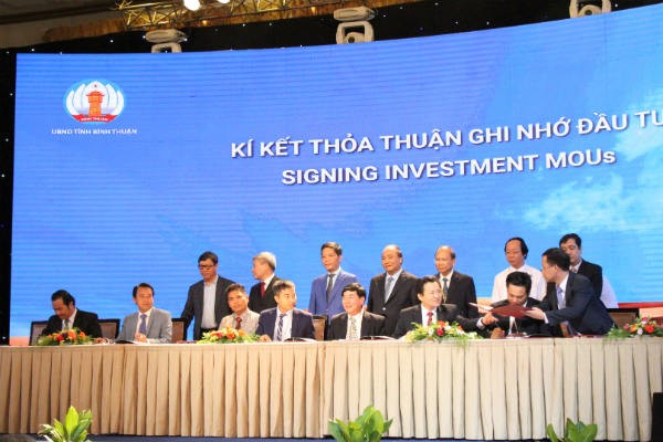 Thủ tướng Chính phủ Nguyễn Xuân Phúc cùng lãnh đạo bộ, ngành chứng kiến lễ ký kết thỏa thuận ghi nhớ đầu tư vào Bình Thuận