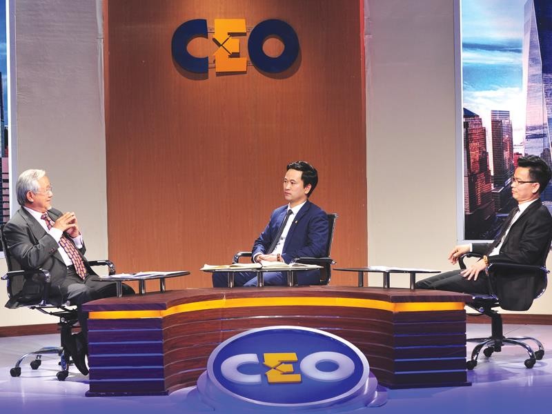 CEO Cao Duy Khương (ngòi giữa) lắng nghe tư vấn của các chuyên gia.