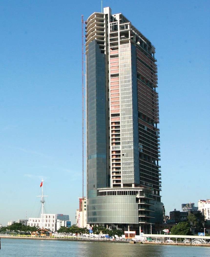 Dự án Saigon One Tower khởi công từ năm 2009 rồi bỏ đó đến nay. Ảnh: Lê Toàn