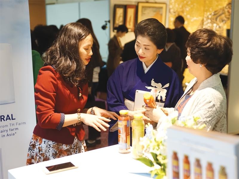 Bà Thái Hương chia sẻ với khách hàng Nhật về nước uống thảo dược hữu cơ TH Herbals tại triển lãm trong khuôn khổ Hội nghị Thượng đỉnh phụ nữ toàn cầu 2017. 