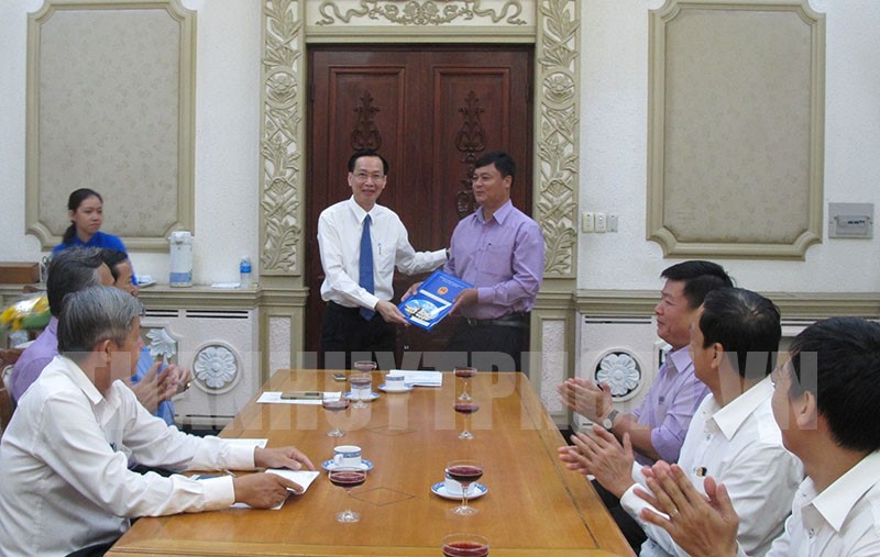 Phó Chủ tịch Thường trực UBND TPHCM Lê Thanh Liêm (bìa trái) trao quyết định bổ nhiệm cho ông Trần Công Thanh. 