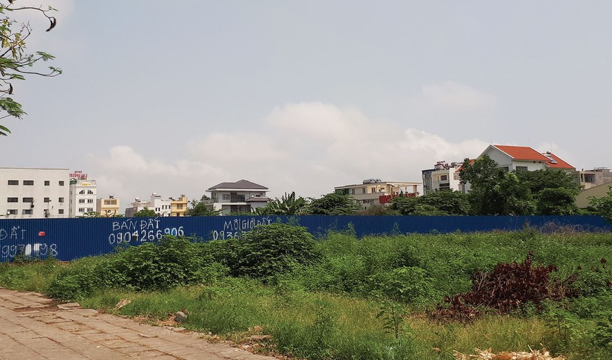 Lô đất trên tuyến đường Lê Hồng Phong (gần Ngã 5 Sân bay Cát Bi) đang rao bán với giá khoảng 30 triệu đồng/m2. Ảnh: Thanh Sơn