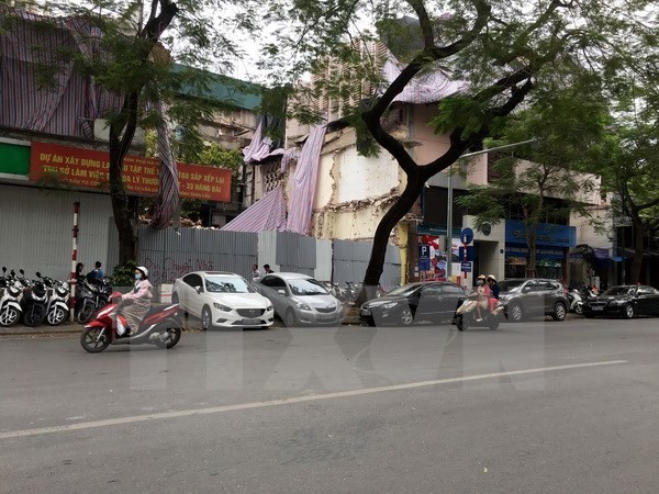 Thiếu chỗ đỗ xe, ôtô, xe máy phải đỗ trên vỉa hè. (Ảnh: Nguyễn Văn Cảnh/TTXVN)