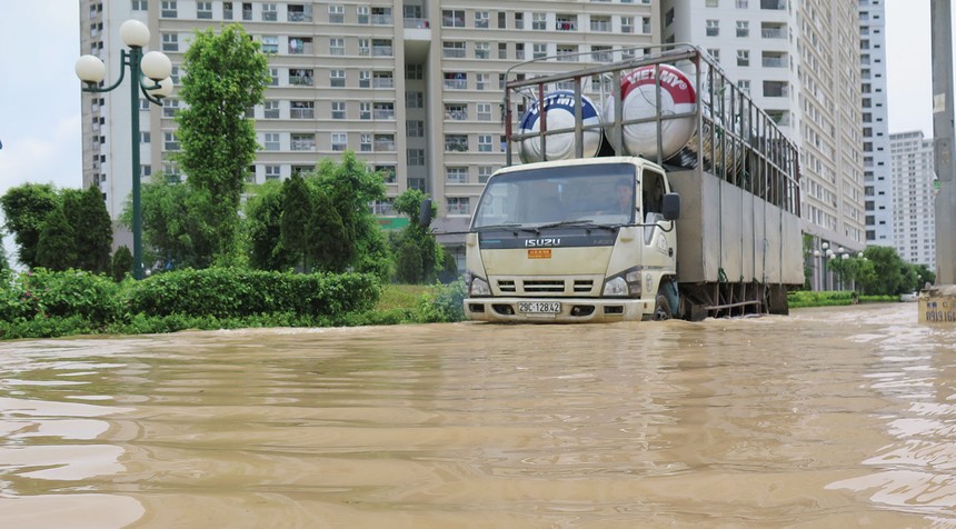Trận mưa đầu mùa năm ngoái đã khiến Khu đô thị Dương Nội chìm trong biển nước - Ảnh: Dũng Minh