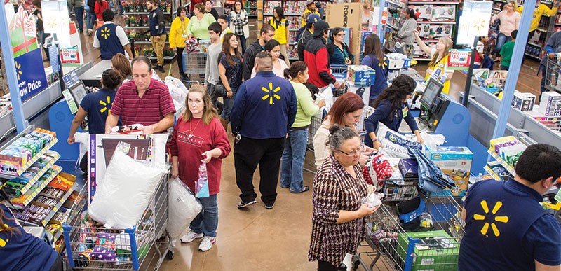 Chiến lược chi phí thấp, CEO Walmart phải tự... dọn rác