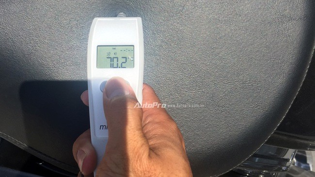 Trong đợt nắng nóng kéo dài này, nhiệt độ yên xe có lúc lên tới hơn 70 độ gây cảm giác rất khó chịu cho các lái xe.