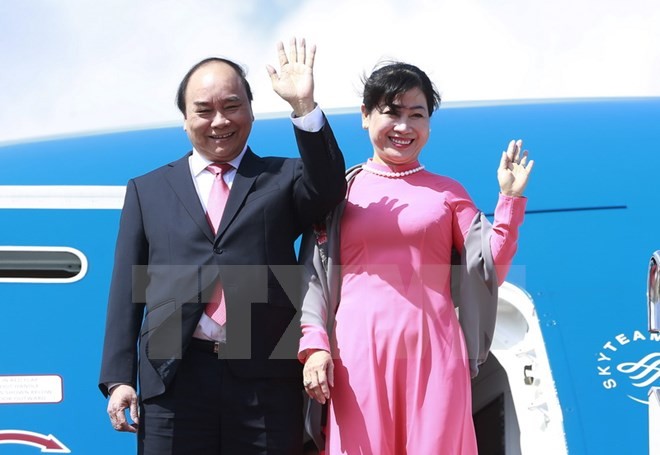 Thủ tướng Nguyễn Xuân Phúc và Phu nhân tại sân bay quốc tế Haneda ở thủ đô Tokyo (Nhật Bản) . (Ảnh: Thống Nhất/TTXVN)