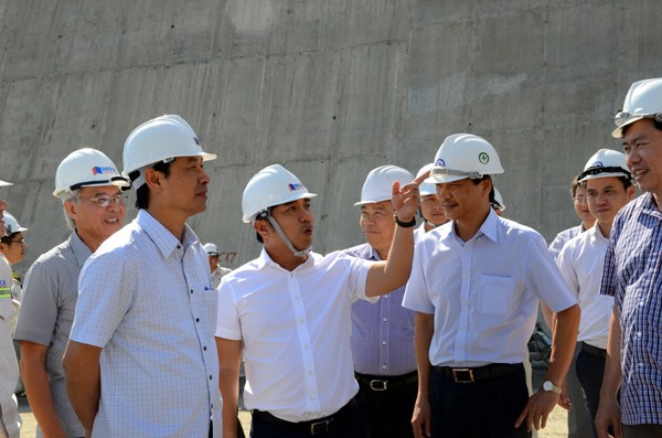 Thứ trưởng Lê Đình Thọ (bên trái) và ông Hồ Minh Hoàng, Tổng giám đốc Công ty CP Đầu tư Đèo Cả tại công trình hầm Đèo Cả.