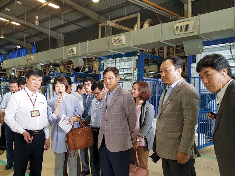 Ông Shim Won Hwan,Tổng giám đốc Tổ hợp Samsung Việt Nam vừa có chuyến “thị sát” 3 doanh nghiệp Việt Nam, bao gồm Công ty Thành Long PCB (Bắc Ninh), Công ty Hanel Plastics (Sài Đồng, Hà Nội) và Công ty HTMP (Mê Linh, Hà Nội).