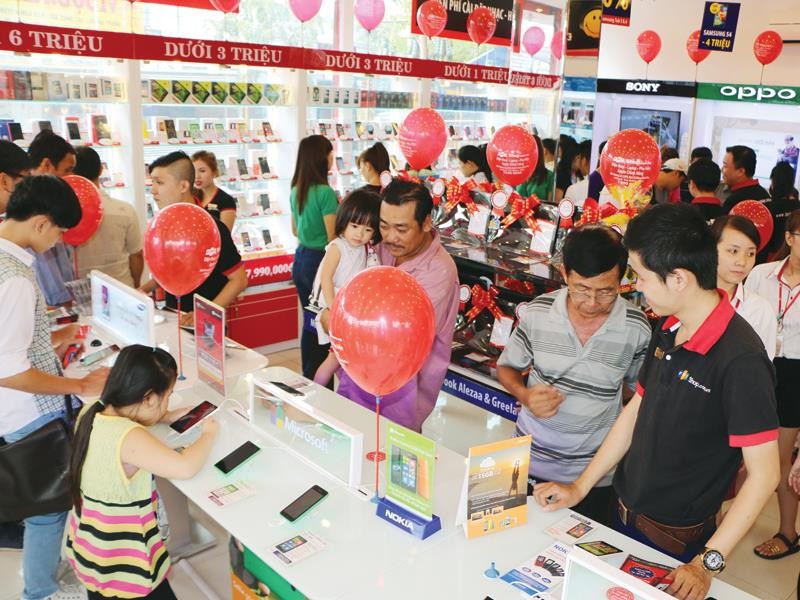 Thói quen của người tiêu dùng và xu thế công nghệ đang đặt các nhà bán lẻ vào cuộc đua khó khăn Trong ảnh: Một cửa hàng FPT Shop tại Hà Nội.