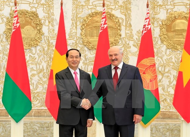 Chủ tịch nước Trần Đại Quang và Tổng thống Belarus Alexander Lukashenko chụp ảnh chung tại lễ đón (Ảnh: Nhan Sáng/TTXVN)