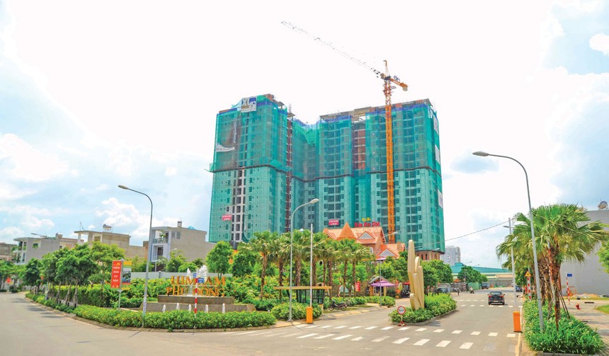 Khu dân cư bán biệt lập cao cấp Him Lam Phú Đông gồm 207 nền nhà phố & 400 căn hộ chất lượng cao dành cho giới trẻ. Hiện tại dự án đã cất nóc. Dự kiến bàn giao cuối năm 2017
