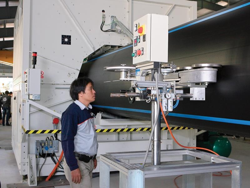 Công ty Nhựa Bình Minh miền Bắc (Hưng Yên) sản xuất ống nhựa HDPE có đường kính 1.200 mm, lớn nhất tại Việt Nam. Ảnh: Chí Cường