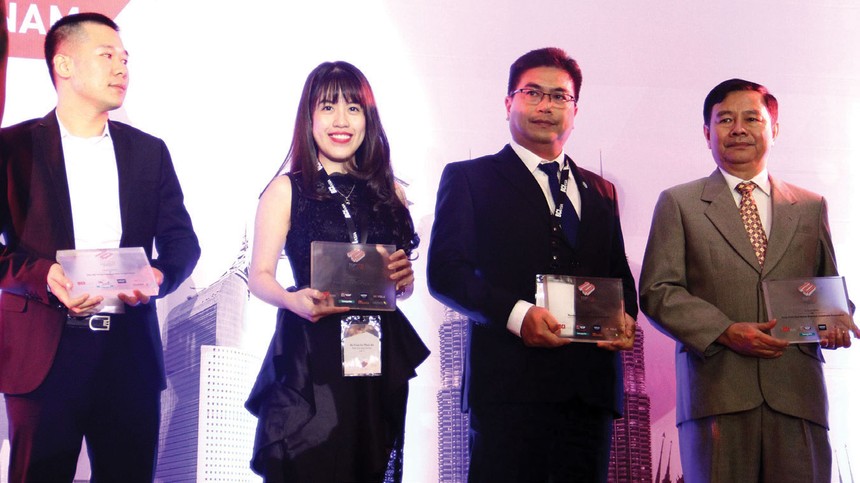 Bà Trần Võ Thùy Ân, Giám đốc Tiếp thị Phát Đạt nhận giải BCI Asia Top 10 Developers