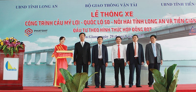 Ông Nguyễn Văn Đạt  (thứ hai từ phải qua) tại Lễ khánh thành thông xe cầu Mỹ Lợi