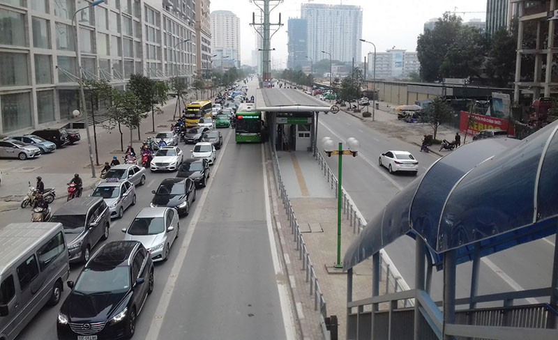 Nhiều dự án trên đường Lê Văn Lương - Tố Hữu tăng giá sau khi tuyến BRT được đưa vào hoạt động. Ảnh: Dũng Minh