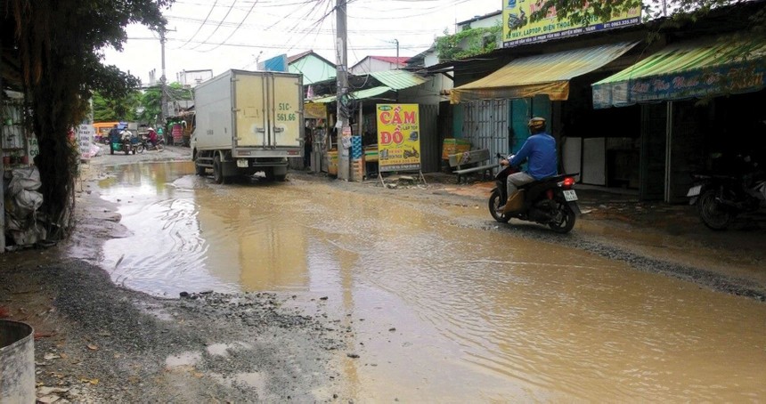 Con đường biến thành sông sau những trận mưa vừa