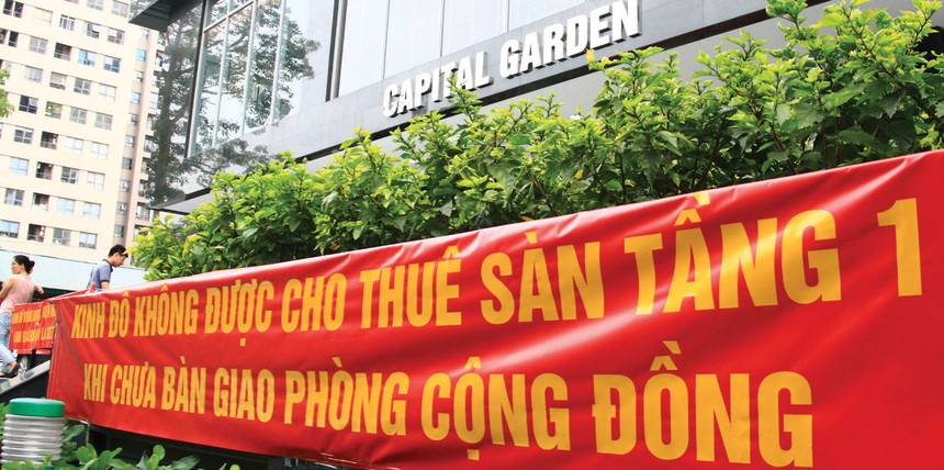 Cư dân Capital Garden căng băng rôn phản đối chủ đầu tư, Công ty Kinh Đô. Ảnh: Nguyễn Thành