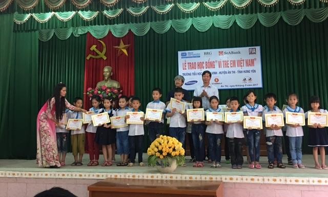 Ông Nguyễn Quốc Việt và ông Lê Khắc Hiệp, Phó chủ tịch Tập đoàn Vingroup trao tận tay những suất học bổng cho các em học sinh
