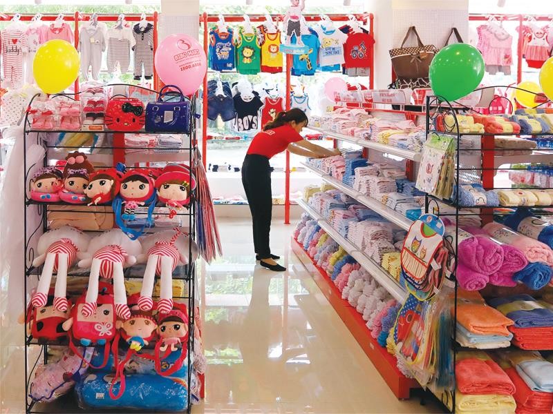 Việc tăng thuế suất thuế giá trị gia tăng sẽ tác động đến tất cả người dân. Trong ảnh: Cửa hàng đồ trẻ em Bibo Mart tại phố Trung Kính (Hà Nội). Ảnh: Đ.T