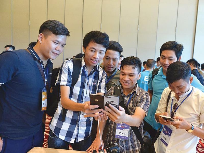 Giới trẻ trải nghiệm smartphone “made in Việt Nam” của Bkav