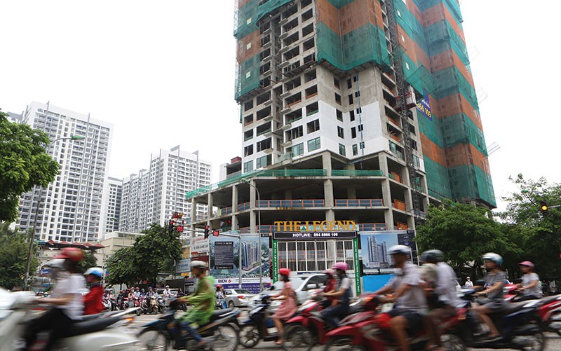 Con đường chật hẹp Nguyễn Tuần đang gánh trên vai hàng loạt dự án bất động sản lớn. Ảnh: Dũng Minh