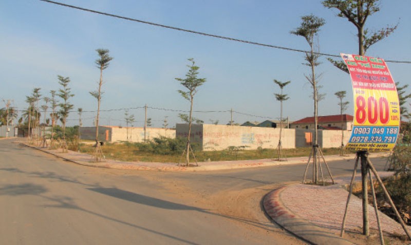 Đất nền đường Nguyễn Xiển (quận 9) vắng bóng người mua sau khi cơn sốt đi qua.Ảnh: Gia Huy