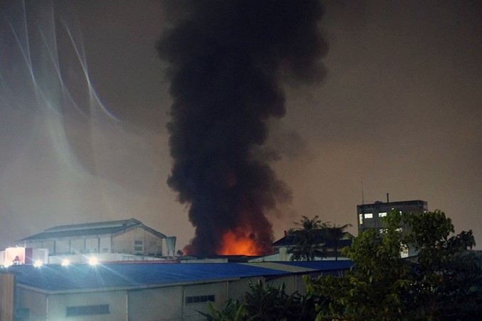 Khói lửa cuồn cuộn bốc lên tại Công ty Dệt may Thành Công (quận Tân Phú) tối 16/9. Đám cháy lớn khiến người dân quận 12, Gò Vấp cách đó 10 km vẫn nhìn thấy cột khói cao.