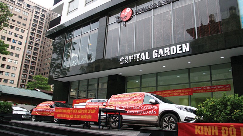 Dư dân Chung cư Capital Garden phản đối chủ đầu tư vì biến tầng cây xanh, kỹ thuật thành tầng căn hộ để bán. Ảnh: Nguyễn Thành