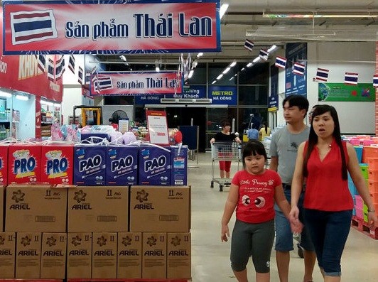 Các sản phẩm tiêu dùng nhập khẩu từ Thái Lan xuất hiện tràn ngập trong các siêu thị của Việt Nam