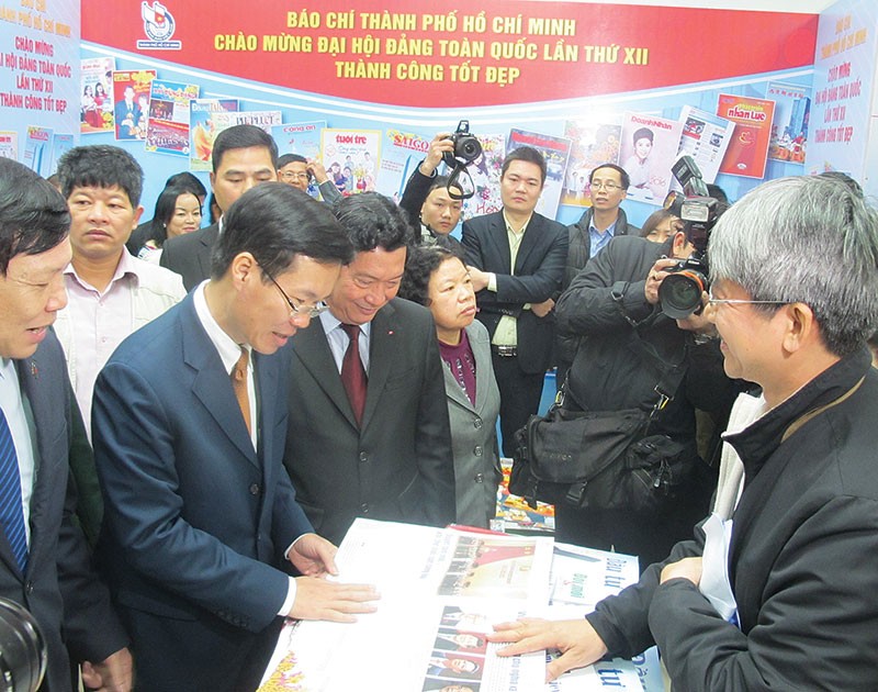 Ông Võ Văn Thưởng, Ủy viên Bộ Chính trị, Trưởng Ban Tuyên giáo Trung ương (ngoài cùng bên trái) thăm quan gian trưng bày báo chí của Báo Đầu tư 