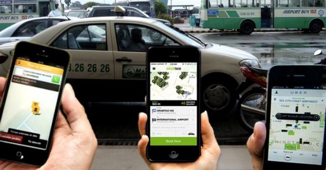 Việc người dân lựa chọn Uber, Grab để sử dụng đang khiến taxi truyền thống lâm vào khó khăn trong thời gian qua