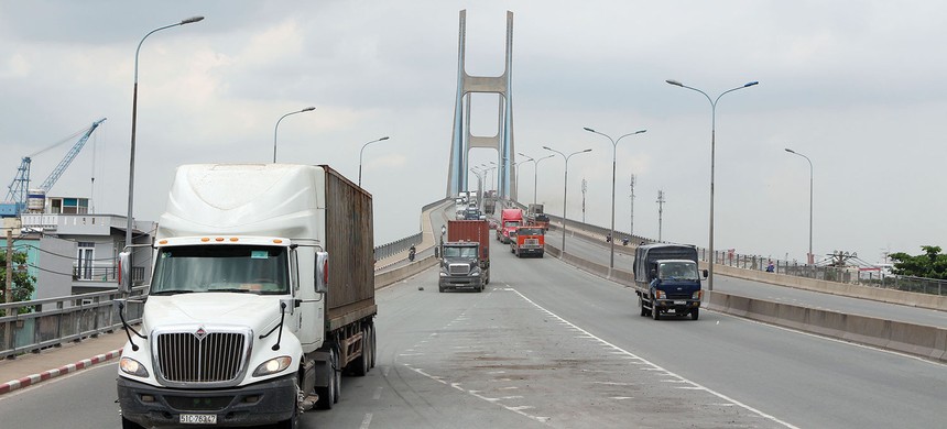 Cầu Phú Mỹ giúp kết nối Khu đô thị mới Thủ Thiêm và Khu đô thị Phú Mỹ Hưng, nhưng cũng là nỗi khiếp đảm của người tham gia giao thông bởi số lượng xe tải lặng lưu thông quá lớn