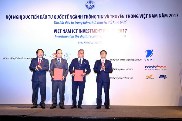 Dưới sự chứng kiến của Phó Thủ tướng Chính phủ Vũ Đức Đam, Bộ trưởng Bộ Thông tin và Truyền thông Trương Minh Tuấn, ông Phạm Đức Long (thứ hai từ trái sang), Tổng giám đốc VNPT và Ông Eric Yeo Chee Wai, Tổng giám đốc IBM Việt Nam (thứ 3 từ trái sang) đã trao biên bản ghi nhớ hợp tác giữa hai đơn vị.