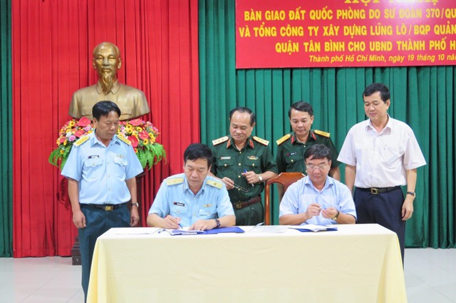 Lễ ký kết buổi bàn giao đất có sự chứng kiến của thượng tướng Nguyễn Phương Nam (hàng đứng, thứ 2 từ trái qua)
