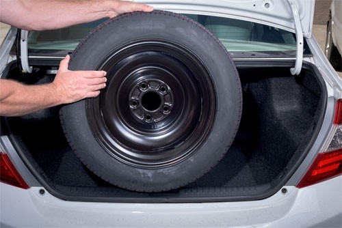 Chiếc lốp dự phòng nặng trịch là thứ cần được loại bỏ khi các hãng xe đứng trước áp lực phải giảm tiêu hao nhiên liệu, giảm khí thải.