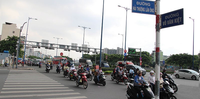 Đường Võ Văn Kiệt, hay còn được gọi là Đại lộ Đông Tây bởi nó là tuyến đường xương sống kết nối từ Đông sang Tây TP.HCM