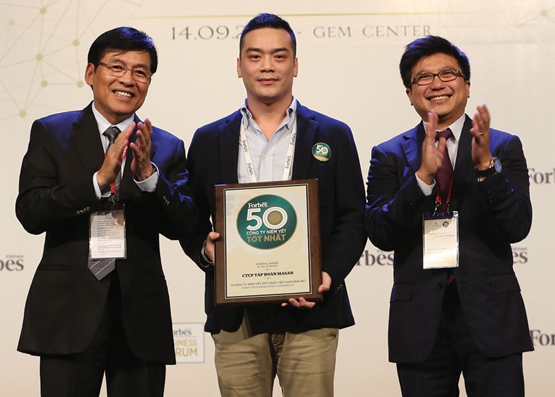Đại diện Masan nhận chứng nhận Top 50 doanh nghiệp niêm yết tốt nhất từ Forbes Việt Nam.