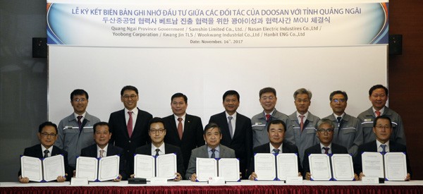 Ông Nguyễn Minh Tài (, hàng ngồi, giữa) Trưởng BQL KKT Dụng Quất và các KCN Quảng Ngãi cùng 6 nhà đầu tư được cấp giấy phép đầu tư vào KKT Dung Quất (Quảng Ngãi).