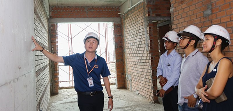 Khách hàng kiểm tra chất lượng công trình Him Lam Phú An đang xây dựng