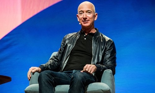 Jeff Bezos trở thành người giàu nhất thế giới từ tháng trước. Ảnh: AP