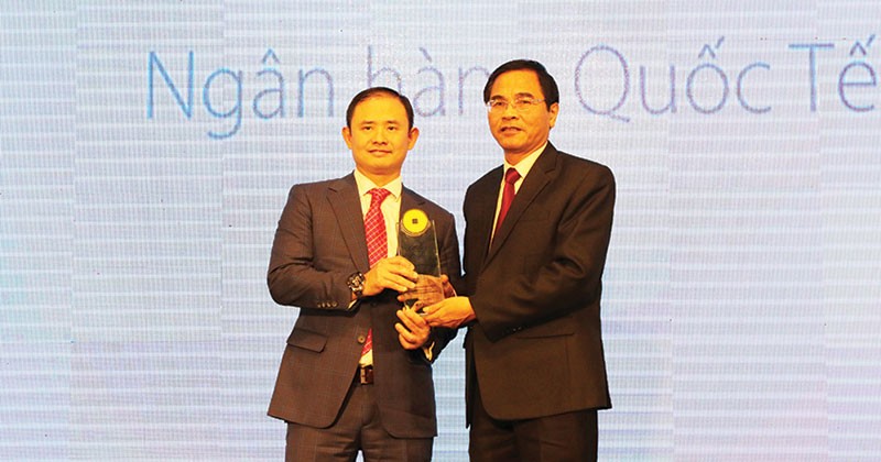 Ông Trần Nhất Minh (bên trái), Phó tổng giám đốc VIB nhận giải thưởng