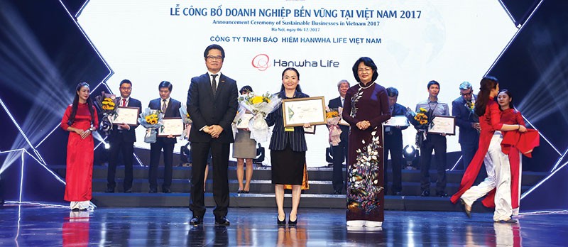 Hanwha Life Việt Nam nhận giải thưởng “Top 10 doanh nghiệp phát triển bền vững nhất Việt Nam 2017”