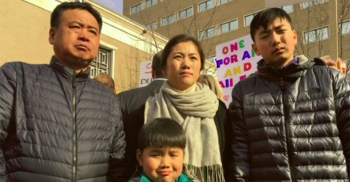 Vợ chồng anh Zhe Long Huang và các con trai nhận lệnh trục xuất khỏi đất nước này đúng dịp Tết cổ truyền nơi quê nhà của họ.