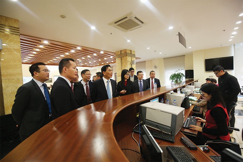 Nhà đầu tư nước ngoài tham quan một buổi đấu giá cổ phần tại Sở Giao dịch Chứng khoán Hà Nội