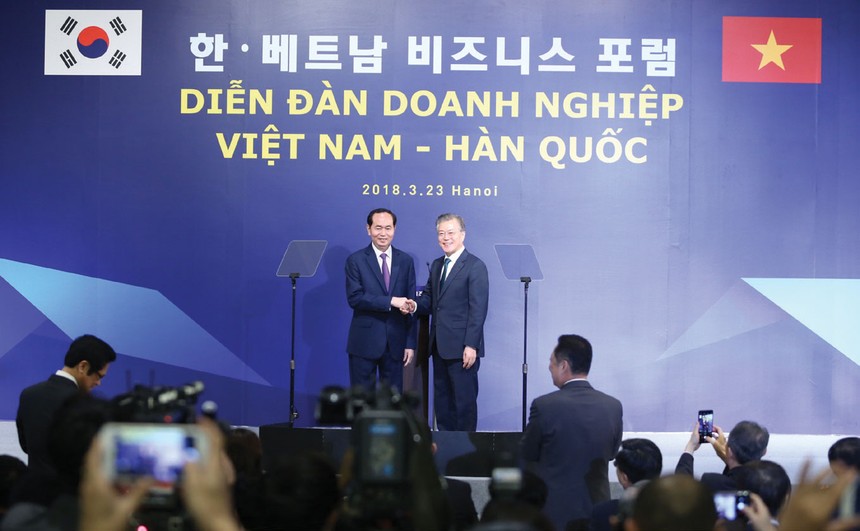 Việt Nam - Hàn Quốc hướng đến mục tiêu nâng kim ngạch thương mại song phương lên 100 tỷ USD vào năm 2020. Trong ảnh: Chủ tịch nước Trần Đại Quang và Tổng thống Hàn Quốc chủ trì Diễn đàn doanh nghiệp Việt - Hàn tại Hà Nội